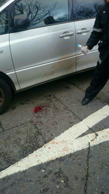 א שכן ווייזט אן די בלוט אויף זיין קאר פון די אטאקע