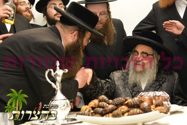 דער רבי גיט ברכת קדשו פאר'ן יו''ר וועד קרן הבנין הרר שמואל זאנוויל פויגעל מנהל הכולל הבנין.jpg