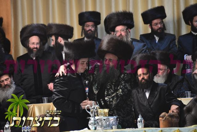 חתן און מחותנים שליט''א ערשיינען צו די ריקודין.jpg