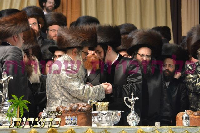 רקידה עם החתן.jpg