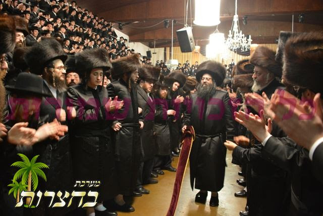 מצוה טאנץ פון אבי החתן שליט''א.jpg