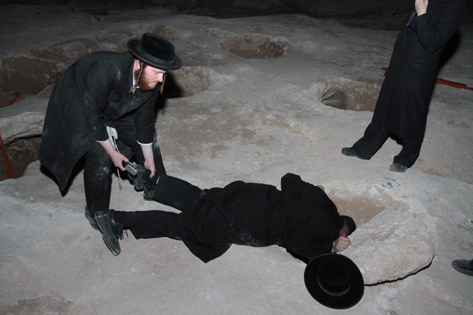 זענען די לעכער ד' אמות (8 פיס)??? יא אדער ניין?