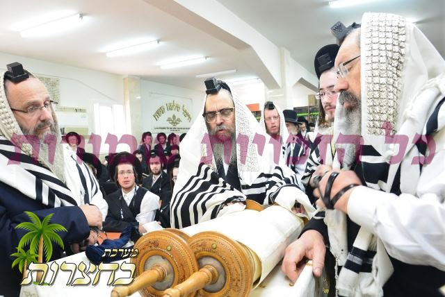 שטייענדיג די רעכטע זייט פונעם רבי'ן איז דער נדבן הרבני הנגיד בנש"ק הר"ר שלמה משה הלוי קלאגסברוין שליט"א