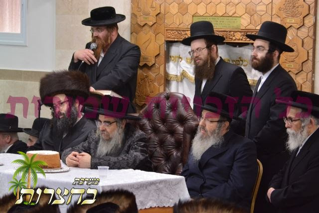 זיצענדיג לינקס פונעם רבי'ן איז דער נדבן הרבני הנגיד בנש"ק הר"ר שלמה משה הלוי קלאגסברוין שליט"א