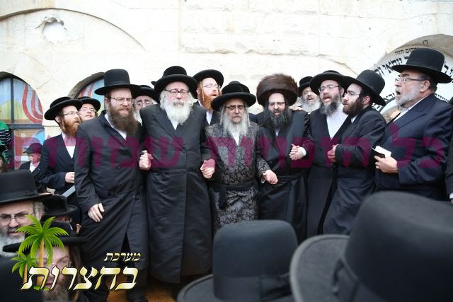 ריקודי קודש אין חצר פון די מערה.jpg