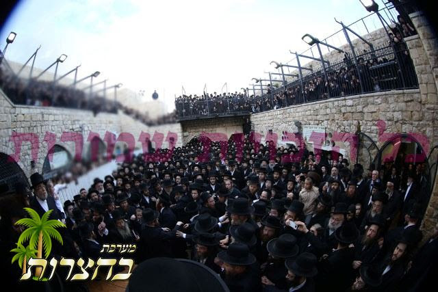 ריקודי קודש אין חצר פון די מערה2.jpg