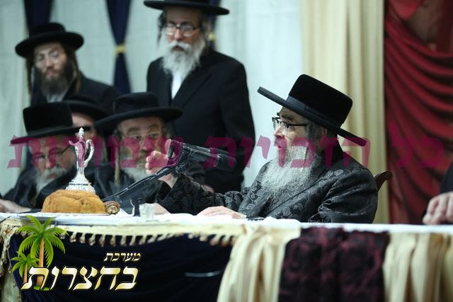 דב''ק באוהל הגדול על יד ציון התנא רבי עקיבא.jpg