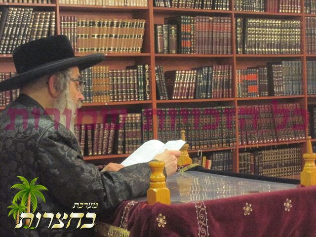 מרן רבינו שליט"א עוסק בלימוד התורה דינסטאג שפעט אויפדערנאכט בבית האסניא אין טברי'ה און שטוב פון הנגיד מוהר"ד דערלי הי"ו