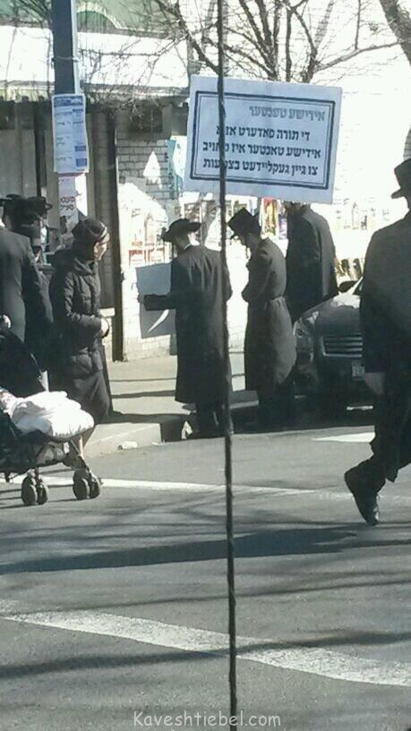 צימערמאן פראטעסטירט ווייטער