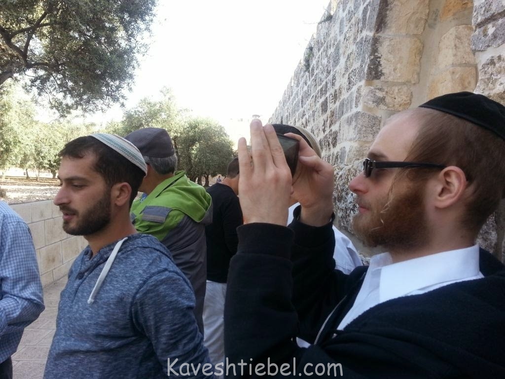 החתן ישי נתן וחסיד סאטמר בהר הבית.jpg