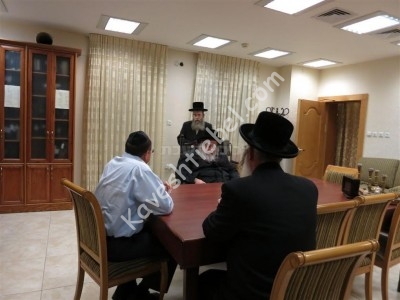 שר הבטחון בוגי יעלון ביי אדמו"ר מבעלזא