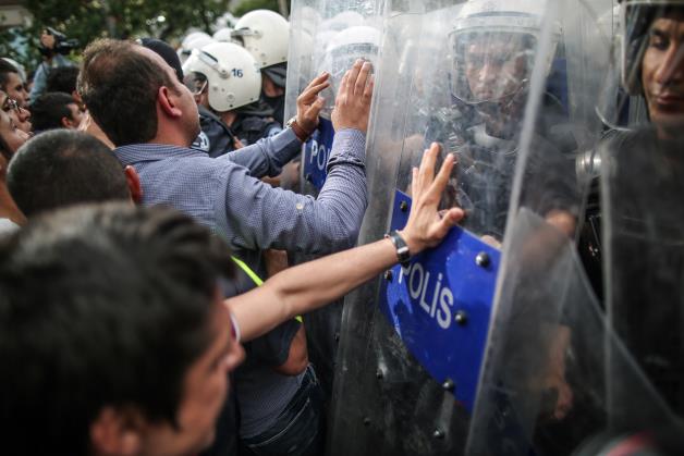 פראטעסטן מיט ראיאט פאליציי.jpg