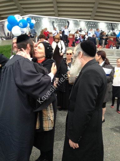 באקומענדיג א קיש פון זיין מאמע