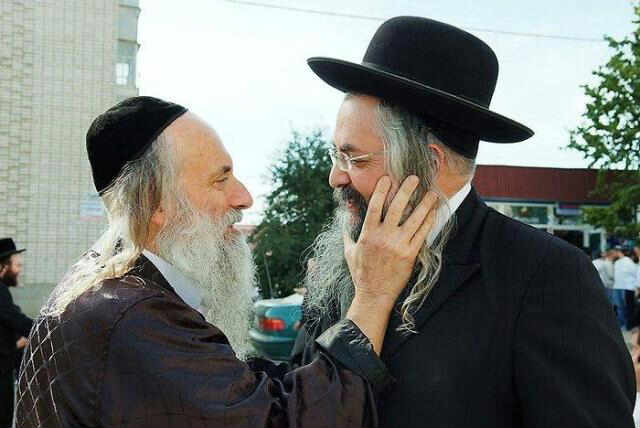 הרב ברודי מיט א חסיד.jpg