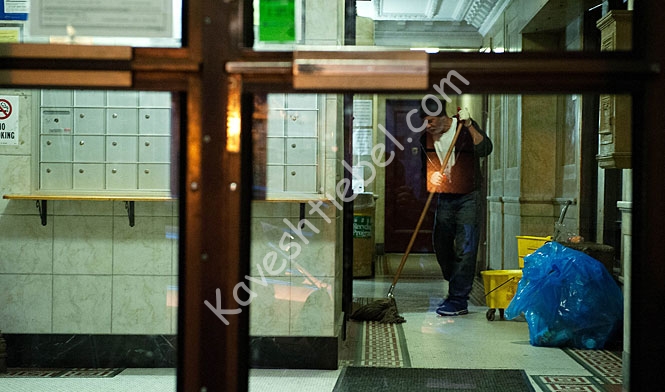 אויסריינענדיג די געביידע וואו דער אינפעקטירטער דאקטאר וואוינט,