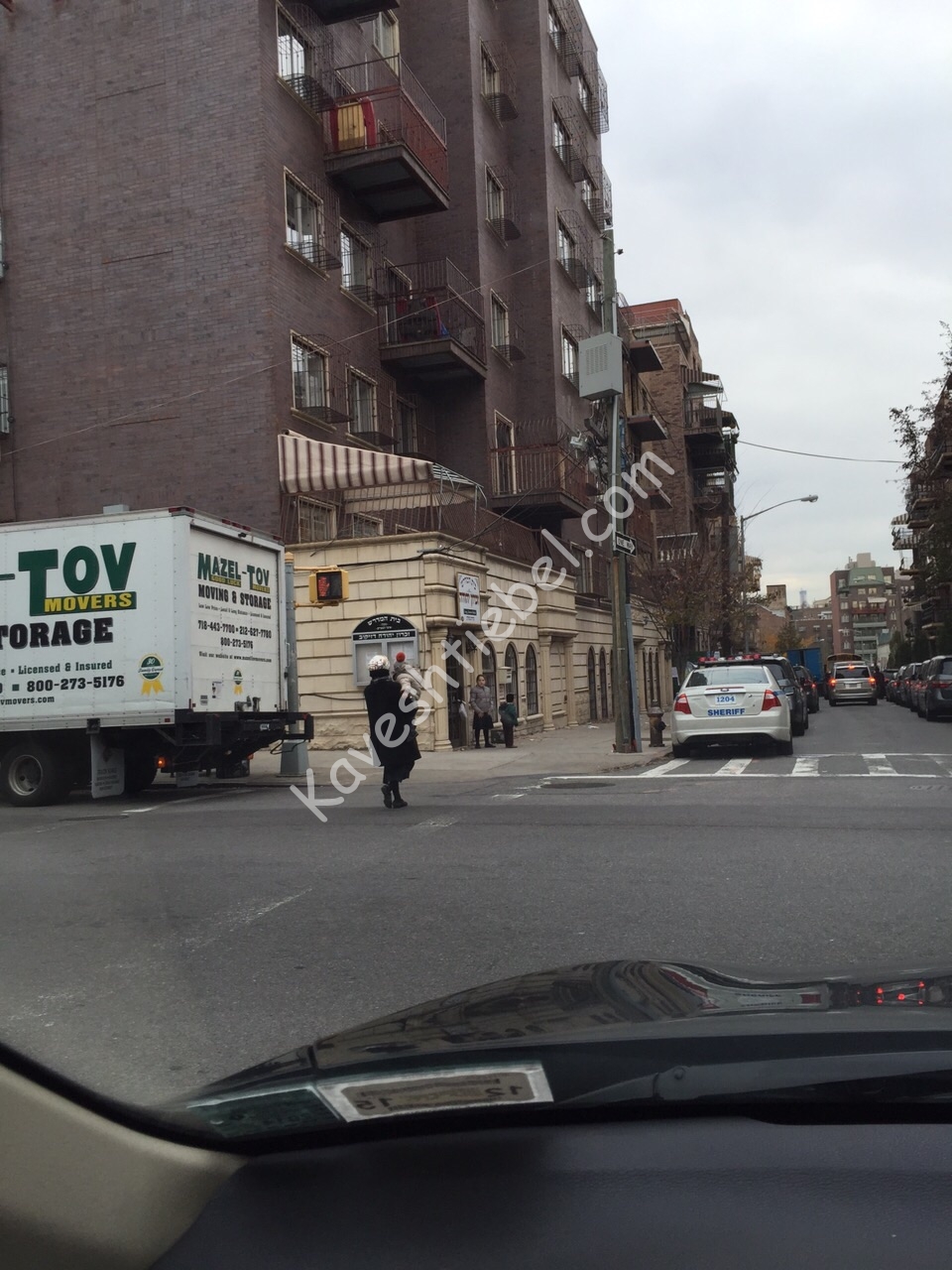 שעריף איין קארנער, מאווינג טראק א צווייטע