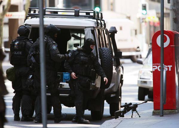 פאליציי אויפ'ן סצענע