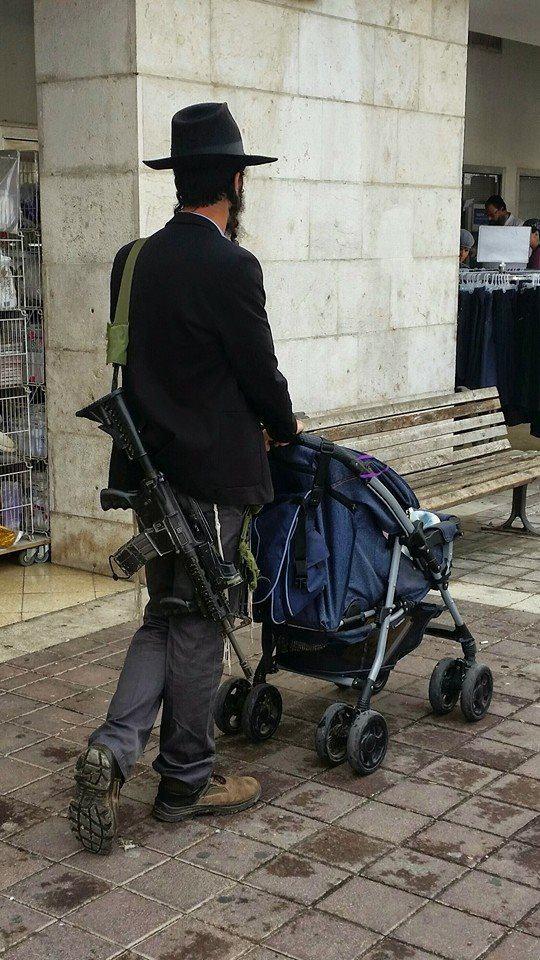 צן באמערקן: ער גייט ווי א חסידישע יוד, אן די ווייב, (ער האט איר שוין געשאסן!)