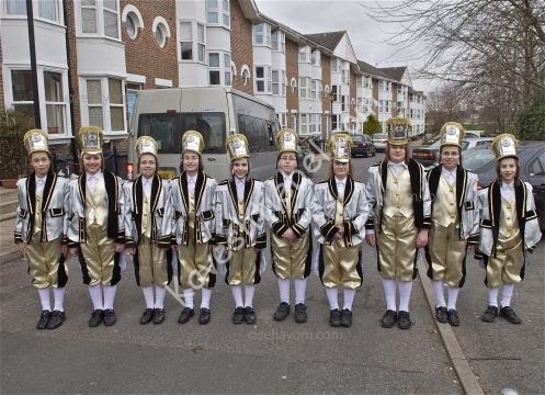 ילדי סאטמאר לונדון אוספים כסף לסאטמאר בארץ.jpg