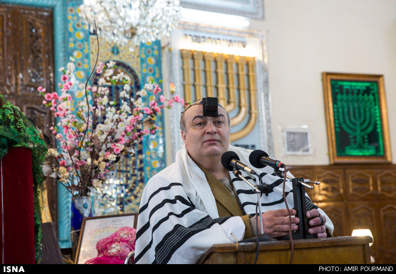 דער אידישע פארשטייער אין די איראנער פאליאמענט צייכנט אפ די יארטאג אין א שול טעהראן.