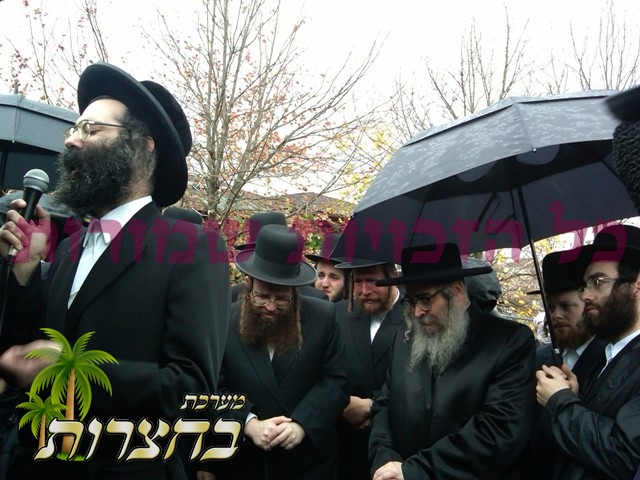 בשעת די דברי הספד פונעם טאטן הרה''ג ר' שלמה רובין שליט''א.jpg