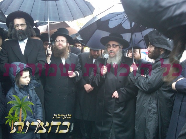 דער רבי שליט''א ביים הארץ-רייסענדן הספד.jpg