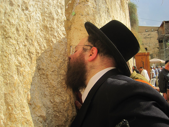 נשיקת הכותל