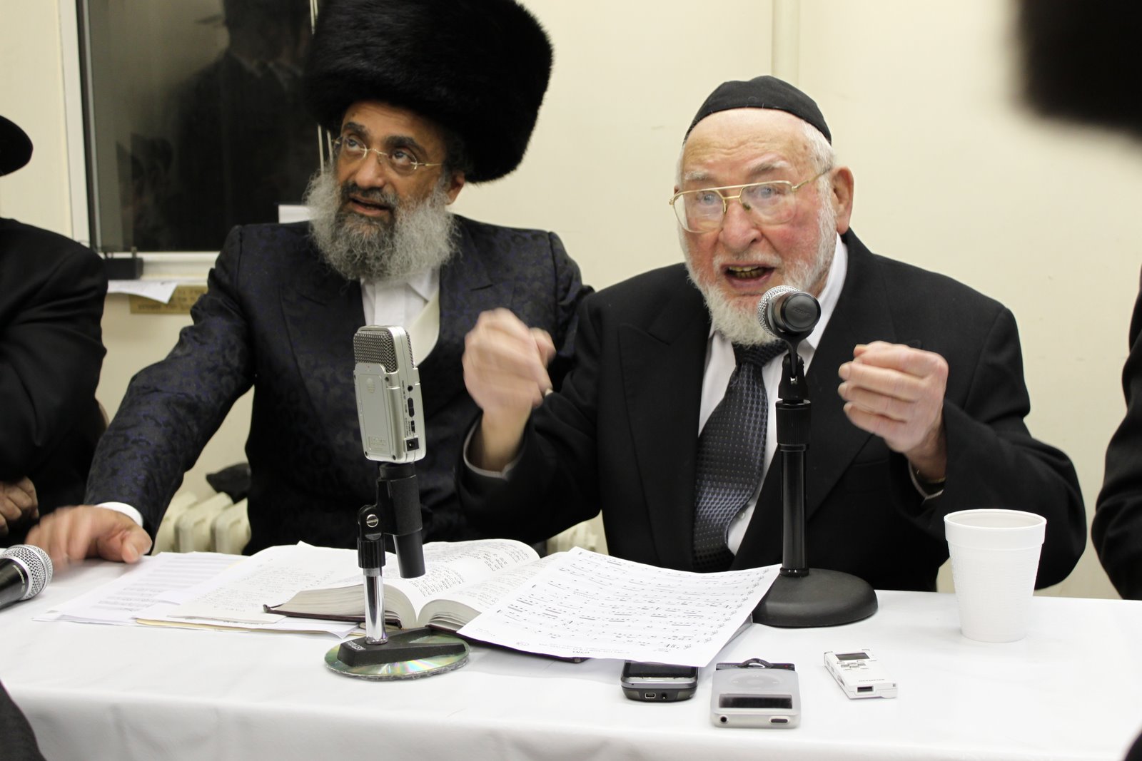 בנציון שענקער אין מוזדיצע שוהל.jpg