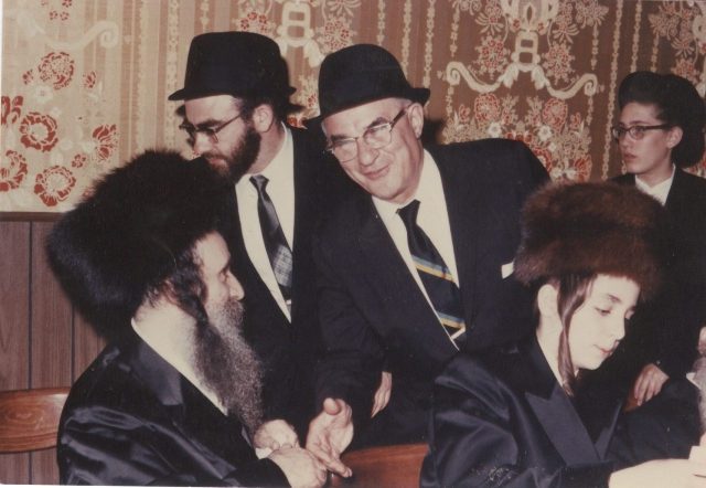 די ליכטיגע פנים שוחקות פון רבי איציק'ל אמשינאווער.