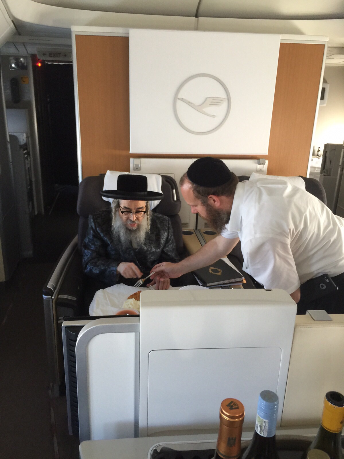 דער סעודה פון דער סאטמערער רבי שליט"א פארנדיג קיין אויהעל פאר צוויי וואכן