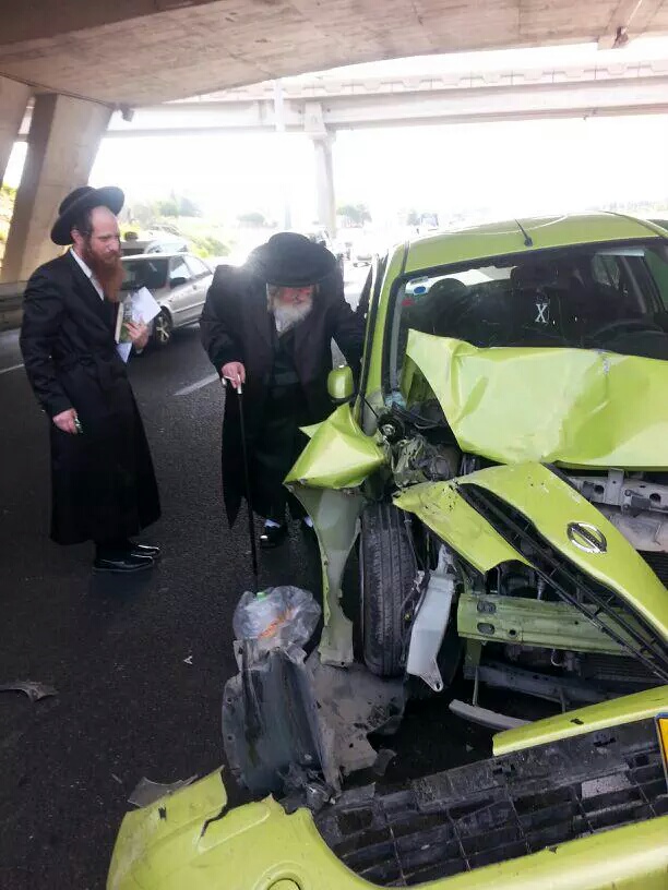 לעצטנס דער קאר פון דער קרעטשניפער רבי אין קריית גת איז געווען פארמישט אין א עקסידענט. דער רבי קוקט אויף די נזקים