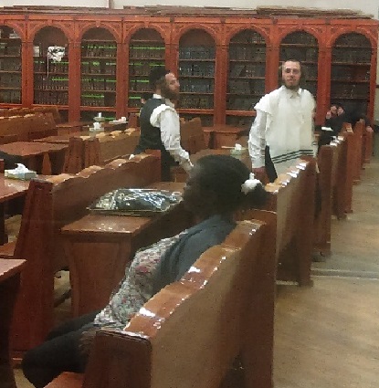 גויעטע אין שול.jpg