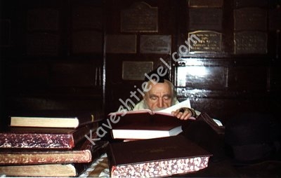 רבי משה פיינשטיין בלימוד עם תפילין דרבינו תם