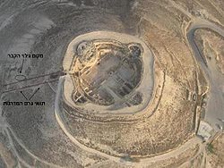 די לעצטנס געפונענע מקום קבורה פון הורדוס אין הורדיון.JPG