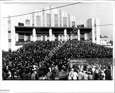 זיבן אין דרייסיג יאר צוריק,  היינט.