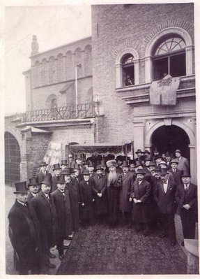 krakow jews waiting for president - 1927.jpeg