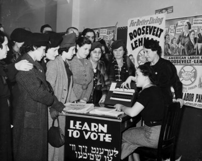 Women_voter_outreach_1935_English_Yiddish.jpg