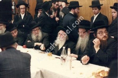 הגה''ח ר' פסח קופיץ מאחורי הכסא של הרבי.jpg