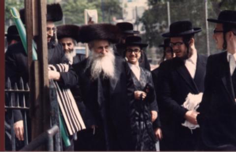 חוהמ_ד סוכות.  די בחור וואס לאכט איז העסקן דוד יודא קאהן.jpg