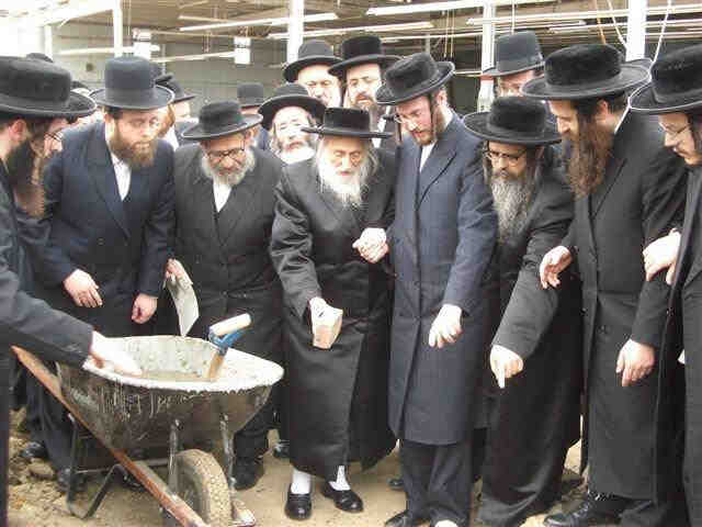 הנחת אבן הפינה פאר מירטעל שול.jpg