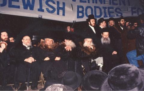 ביי א פראטעסט. די רבי שליט_א ביים מייקרפאן. געזען ר' חיים וואזנער -נייטרא רב -ר' נתן יוסף-מהרנ_צ מבאבוב אין שלום מיטלמאן'ס רבי בורשטין.jpg