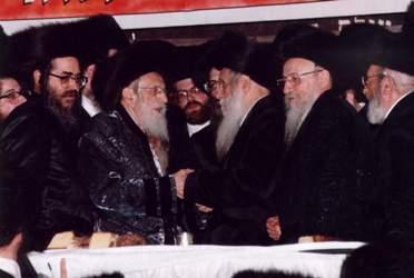 בריקוד עם האדמו_ר מבאבוב מימין מ_מ האדמו_ר מהרנ_ץ משמאל מ_מ רבינו שליט_א.jpg