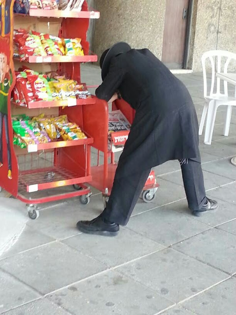 וואס זאל ער טוהן ער קען נישט ליינען קוקט ער בלויז די בילדער