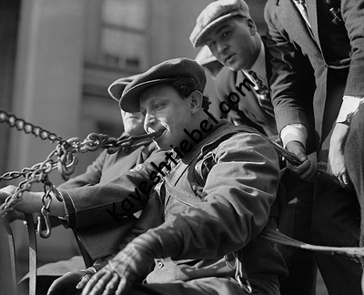 ביים שלעפן א וואגן מיט די בלויזע ציין