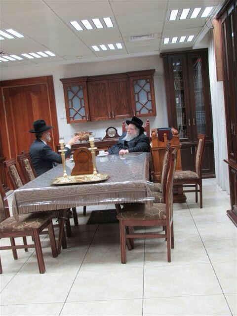 בילד: האדמו"ר מבעלזא מחזק ח"כ אלי ישי נאכדעם וואס הרב עובדיה האט איהם געדראפט ווי א הינט