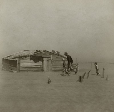 Farmer_walking_in_dust_storm_Cimarron_County_Oklahoma2.jpg