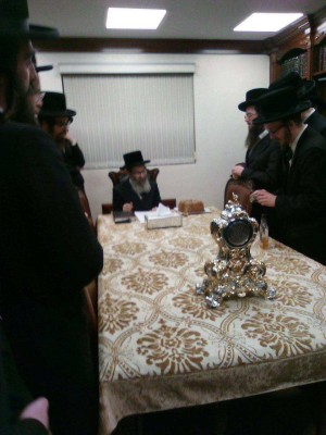 חסידי ראחמיסטריווקא לינדען ביים מקבל מרות זיין פון האדמו"ר מבארא פארק שליט"א