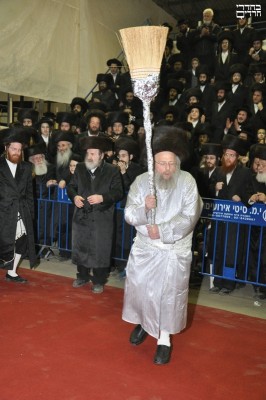 מטאטא בחתונה.JPG