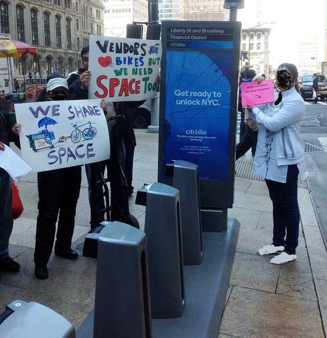 פראטעסטירער ביי די סטאנציעס "מיר דארפן בייקס, אבער מיר דארפן אויך פלאץ"