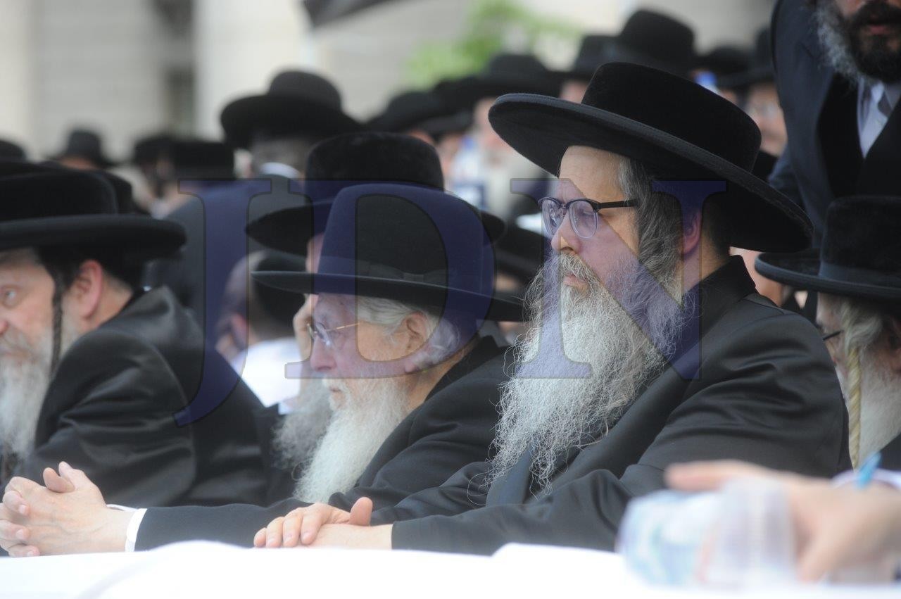 פאפא רבי וואלט באצאלט תבין ותקילין פאר אזא הדרת פנים. באט העי, ס'גייט נישט אזוי.jpg